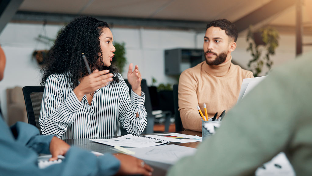 Discussion entre conseiller et propriétaire près d'une voiture de collection dans un garage